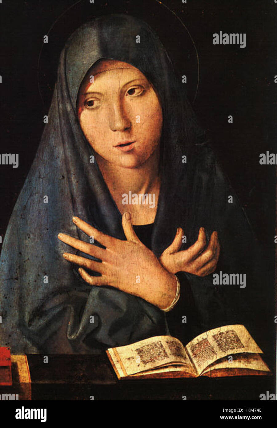 Antonello da Messinas „Jungfrau der Verkündigung“ fängt die biblische Szene des Engels Gabriel ein, der die Nachricht von der Empfängnis Christi überbringt. Dieses Gemälde ist ein bedeutendes Beispiel für Kunst der Frührenaissance mit detaillierten Figuren und einer ausgewogenen Komposition. Stockfoto