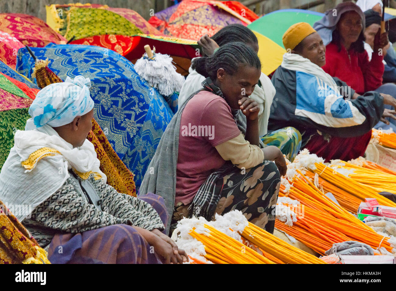 Verkauf von religiösen Gegenständen am Meskel Festival in Holy Trinity Cathedral, Addis Ababa, Äthiopien Stockfoto