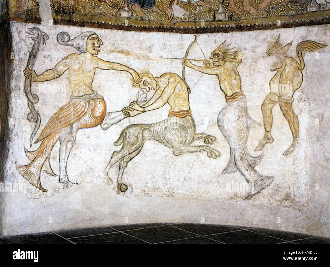 „Fabulous Creatures“ von unbekannten Malern aus dem 13. Jahrhundert zeigt mythische oder fantastische Tiere. Das Kunstwerk spiegelt mittelalterliche phantasievolle Kunststile wider, die oft in religiösen Manuskripten oder beleuchteten Texten zu sehen sind, mit komplizierten Designs und symbolischen Bedeutungen. Stockfoto