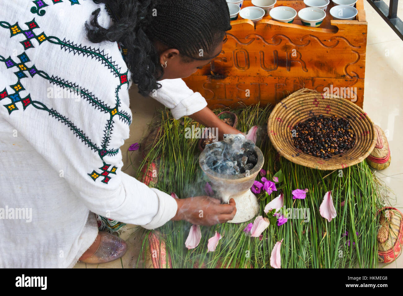 Amhara Frau mit Weihrauch-Brenner, Holzkohle Baum Sirup, Gondar, Äthiopien Stockfoto