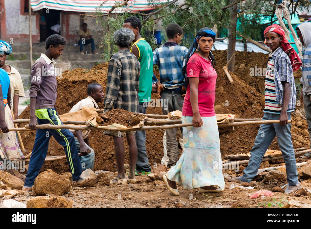 Menschen arbeiten, um ein Haus, Gondar, Äthiopien zu bauen Stockfoto