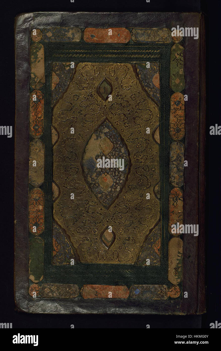 Die Bindung von „zwei poetischen Werken“ – Yusuf und Zulaykha und Mihr und Mushtari – zeichnet sich durch komplexe Designs und Handwerkskunst aus. Dieses Stück, Teil der Walters-Sammlung, beleuchtet traditionelle Bindetechniken und ist ein gutes Beispiel für Kunst des Nahen Ostens. Stockfoto
