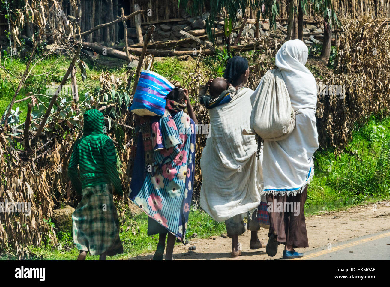 Reisende, die sich entlang der Straße, Gondar, Äthiopien Stockfoto