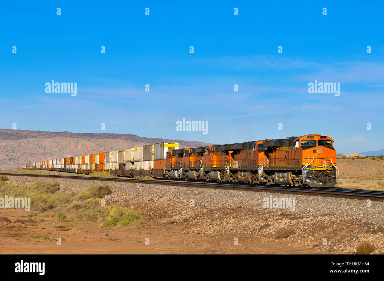 Güterzug mit vier Lokomotiven und Waggons voller Container in der Wüste, Arizona, USA Stockfoto