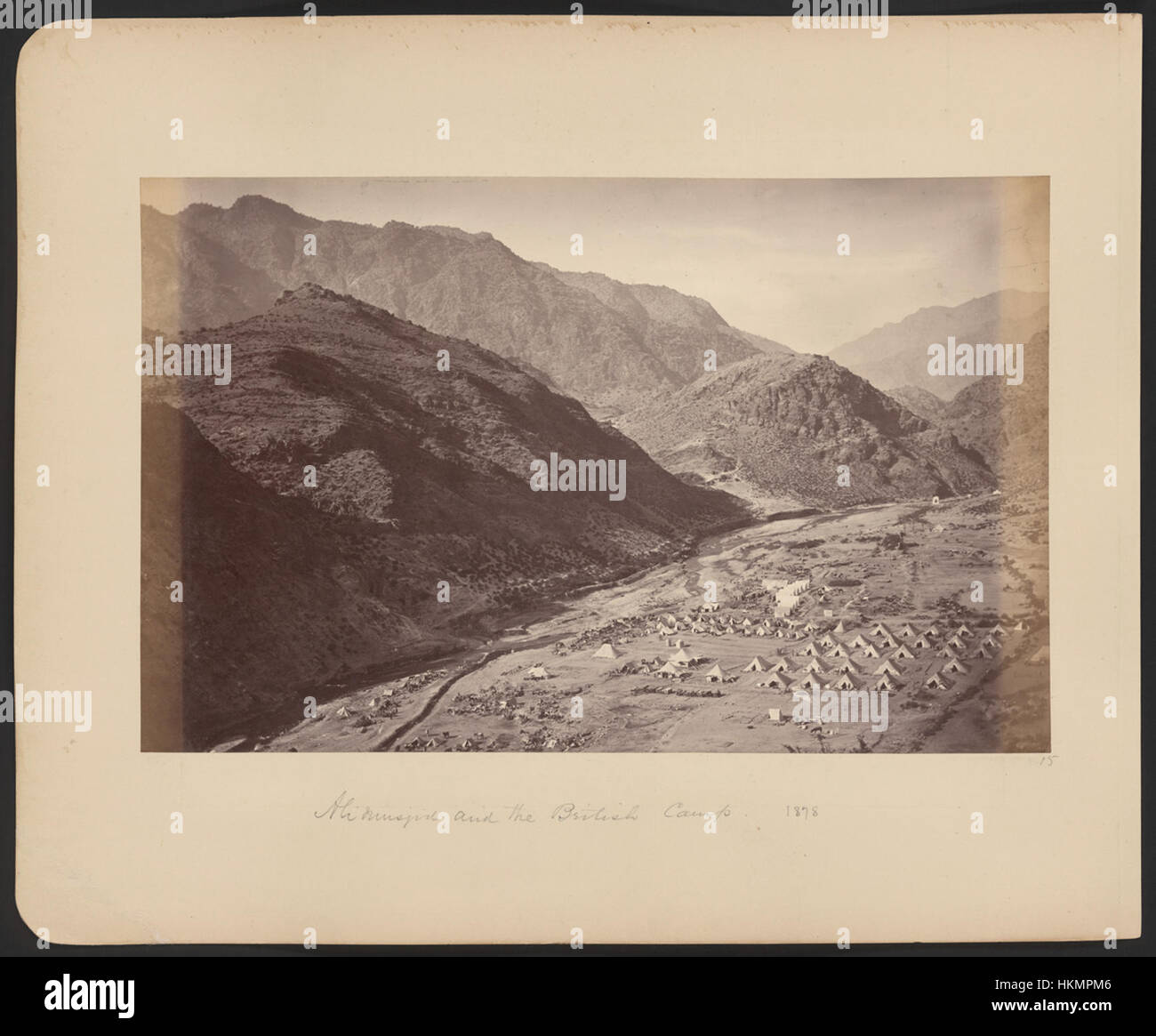 Dieses Gemälde aus dem Jahr 1878 zeigt Ali Masjid und das britische Lager. Es zeigt das militärische Lager während des Zweiten Anglo-Afghanischen Krieges und zeigt die Lageraufstellung und das umliegende bergige Gelände. Stockfoto