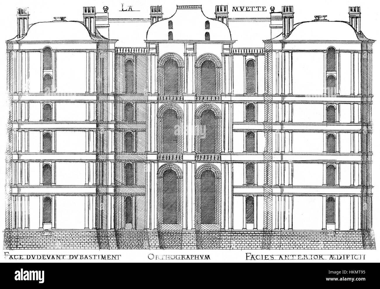 Diese architektonische Zeichnung aus Greggs Publikation von 1972 zeigt die Fassade von La Muette, einem historischen Gebäude. Die detaillierte Abbildung spiegelt den architektonischen Stil und die historische Bedeutung des Gebäudes im französischen Erbe wider. Stockfoto