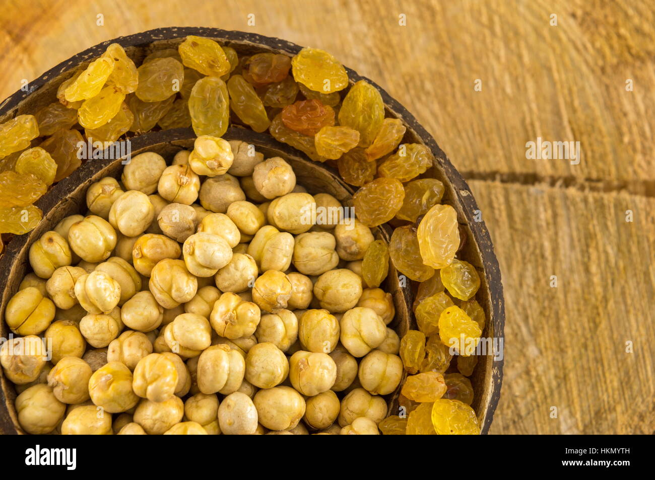 Kichererbsen und Rosinen in eine große Kokosnussschale Stockfoto