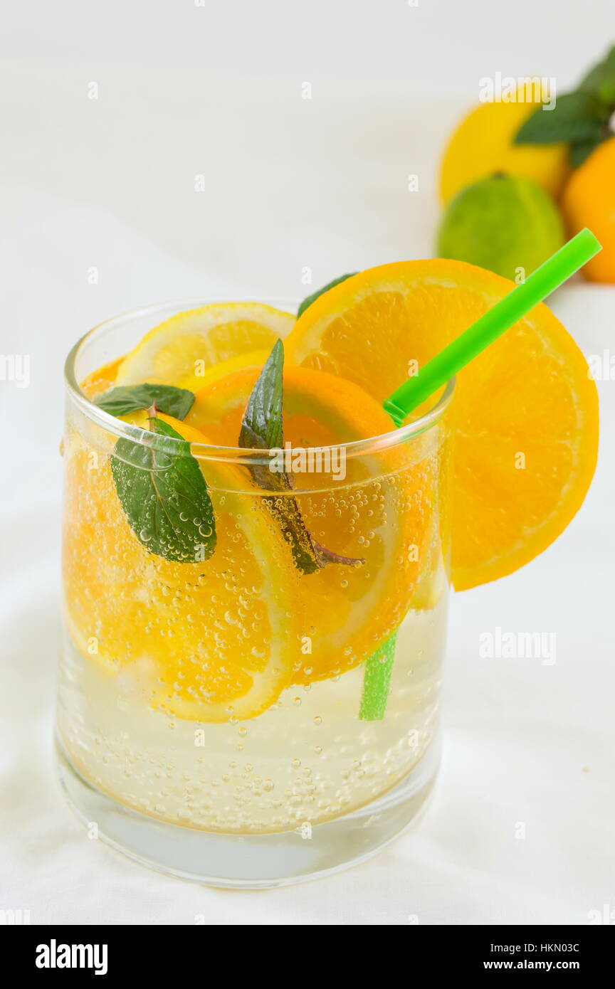 Orange und Mineralwasser zu trinken, in ein Glas Stockfoto