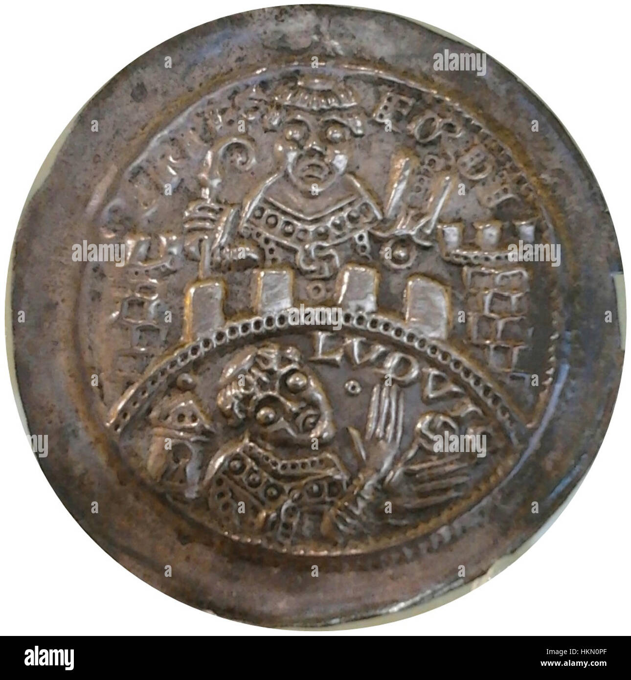 Das „Eisenacher Bracteate of Louis II“ ist eine historische Münze mit dem Bild von Ludwig II. Dieses Artefakt ist für seine detaillierte Gravur und seine Rolle in der numismatischen Geschichte des Heiligen Römischen Reiches von Bedeutung. Stockfoto