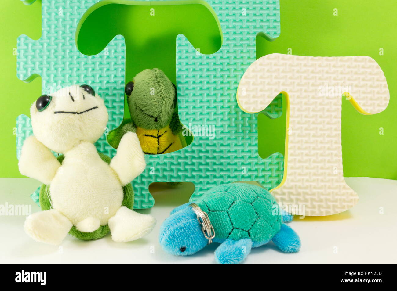 Schildkröte Spielzeug auf Brief T. Spaß lernen Stockfoto