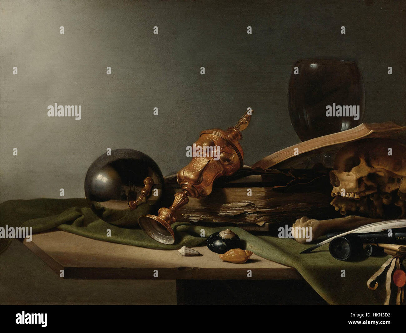 Dieses Stillleben-Gemälde, das Pieter Claeszoon zugeschrieben wird, veranschaulicht ein klassisches Vanitas-Thema, das in der niederländischen Kunst des 17. Jahrhunderts üblich ist. Das Gemälde enthält symbolische Objekte, die die Vergänglichkeit des Lebens darstellen, wie Schädel, Uhren und welkende Blumen, die auf die Sterblichkeit reflektieren. Stockfoto