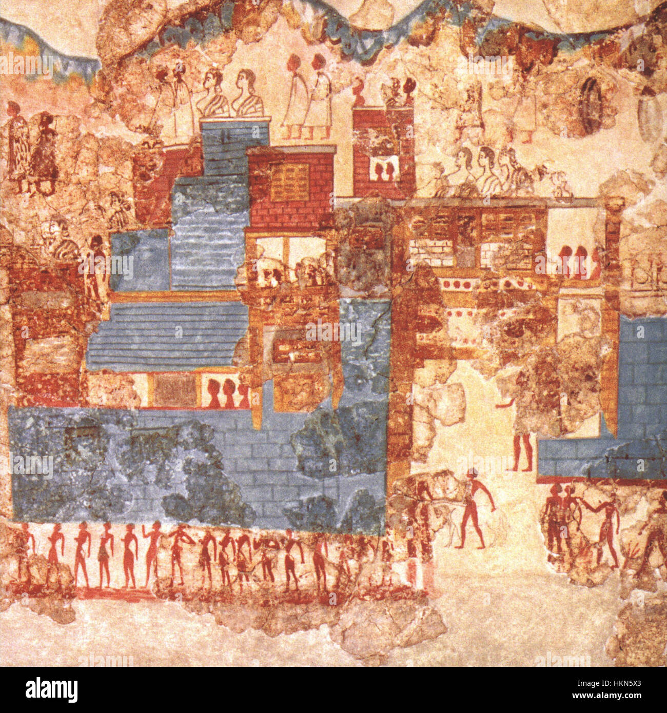 Das Fresko Akrotiri Westhaus zeigt eine Szene aus der minoischen Stadt Akrotiri und zeigt die lebendige Kultur und künstlerische Praxis der antiken Zivilisation, die in der Ägäis vor ihrer Zerstörung durch Vulkanausbrüche gedeiht. Stockfoto