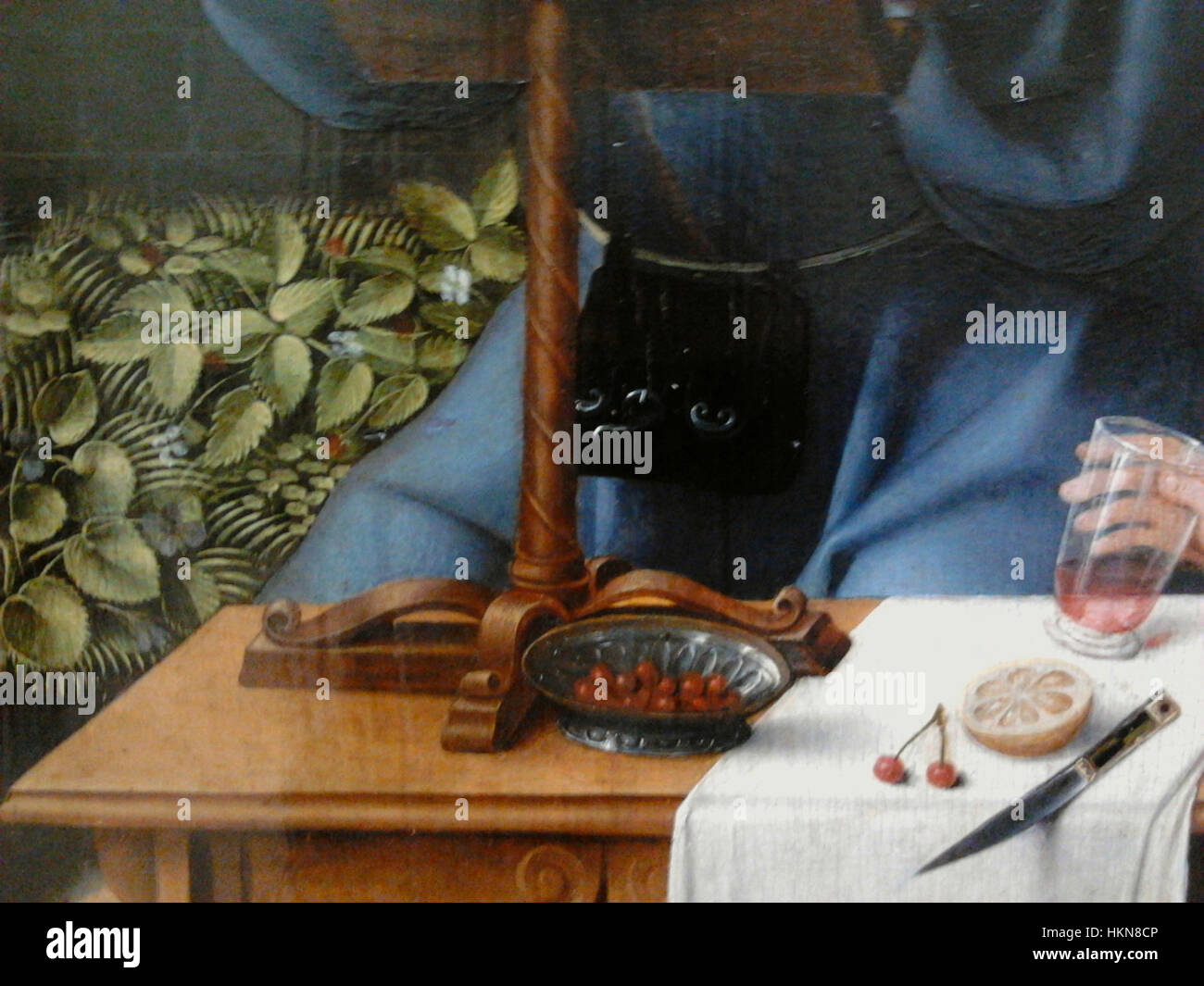 Dieses Detail aus dem Gemälde „Heilige Familie“ von Kleve hebt die religiösen Themen und Figuren von Maria, Josef und Jesuskind hervor. Die Verwendung von Licht und Schatten durch den Künstler unterstreicht die Heiligkeit des Augenblicks. Stockfoto