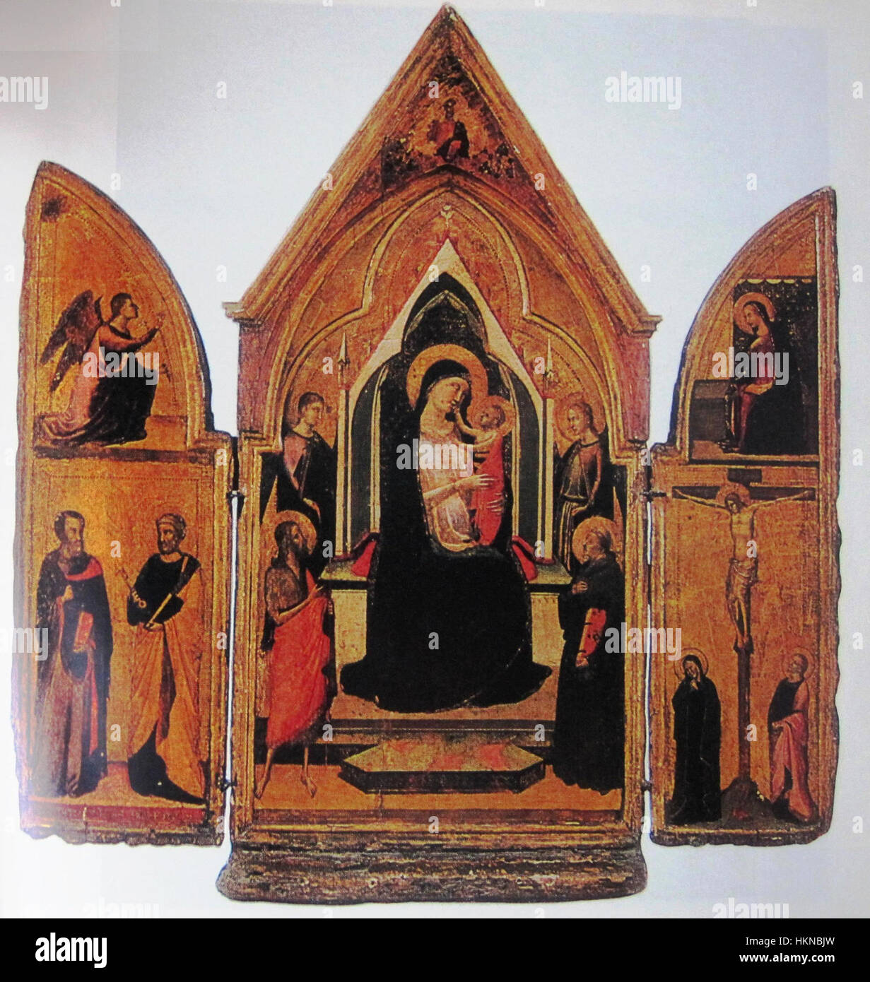 Dieses Triptychon von Bernardo Daddi, das im Kunstmuseum von Georgia untergebracht ist, zeigt religiöse Ikonographie, die typisch für die italienische Kunst der frühen Renaissance ist. Das Werk ist bekannt für seine lebendige Darstellung heiliger Figuren und detaillierte architektonische Hintergründe. Stockfoto