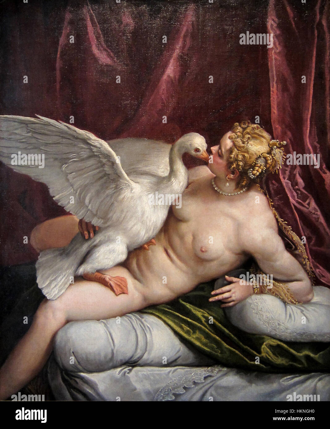 Dieses Ölgemälde von Veronese mit dem Titel „Leda und der Schwan“ zeigt die mythologische Geschichte von Zeus, verkleidet als Schwan, und Leda. Das Werk veranschaulicht Veronese’ Beherrschung der klassischen Mythologie und der Renaissance-Techniken. Stockfoto