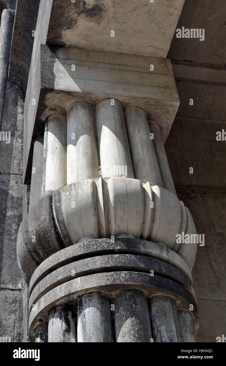 Ägyptische inspirierte Säulen aus Sandstein Stockfoto