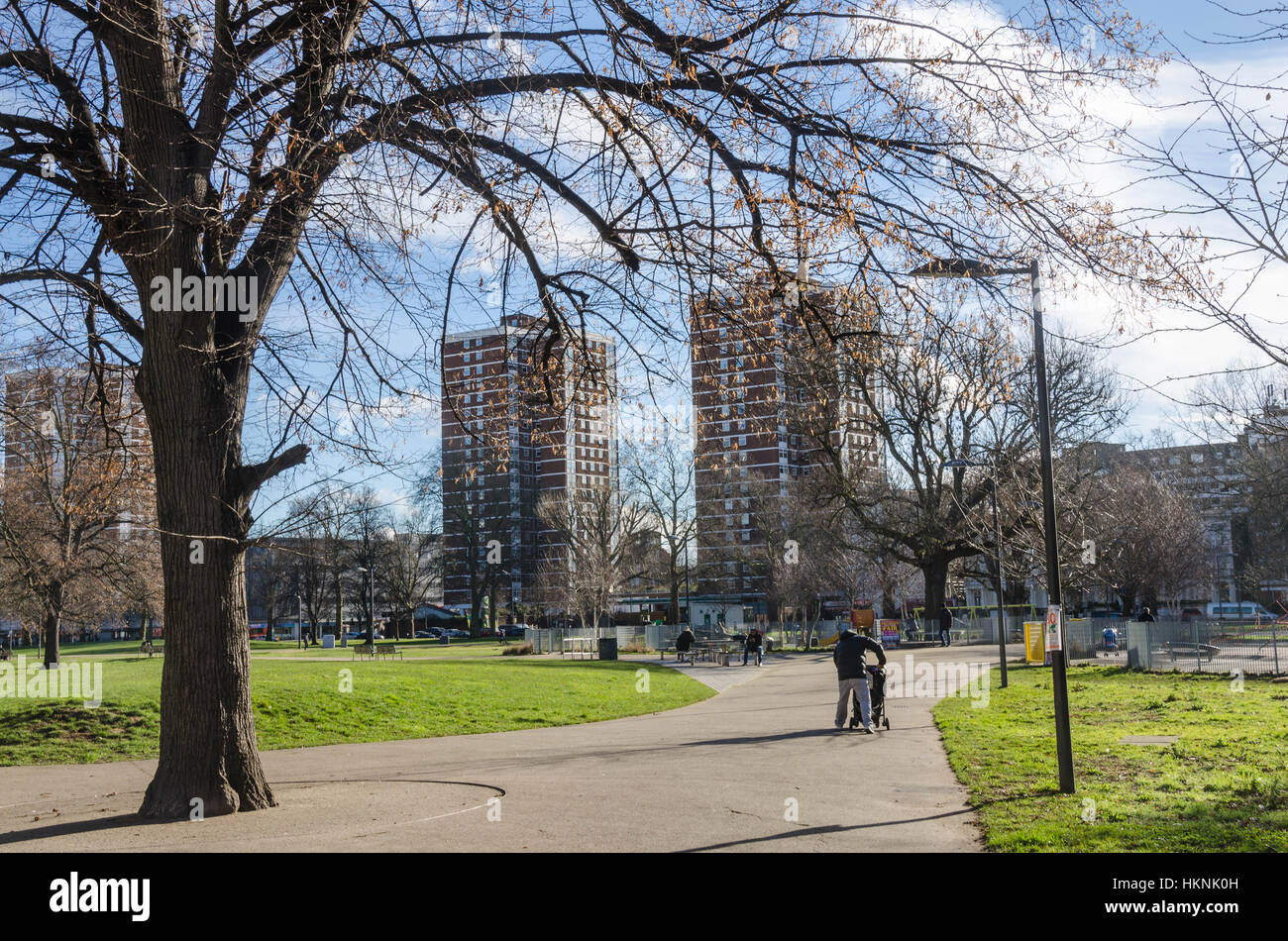 Blick über Shepherds Bush Green bei Hochhäusern hinaus. Stockfoto