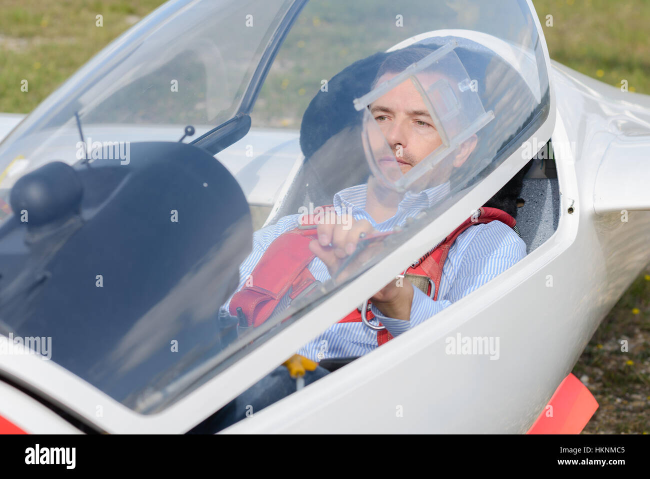 Mann Hubdach des Schirms Stockfoto