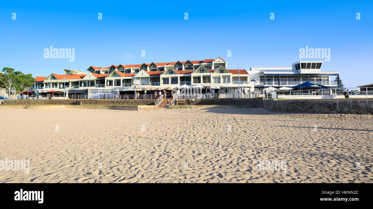 Mehrfamilienhäuser an Rockingham Strand Stockfoto