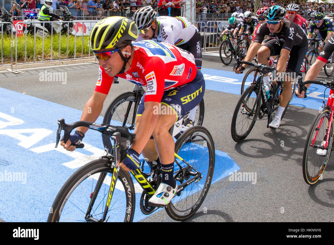 Caleb Ewan (AUS) aus dem Orica Scott Team besiegt Peter Sagan (SVK) von der Bora-Hansgrohe-Mannschaft im Stadium der 2017 Tour Down Under in Adelaide Aus Stockfoto