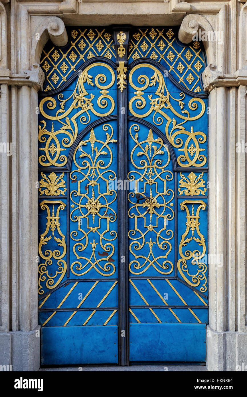 Traditionelle europäische Fassade mit hierhin Tür Stockfoto