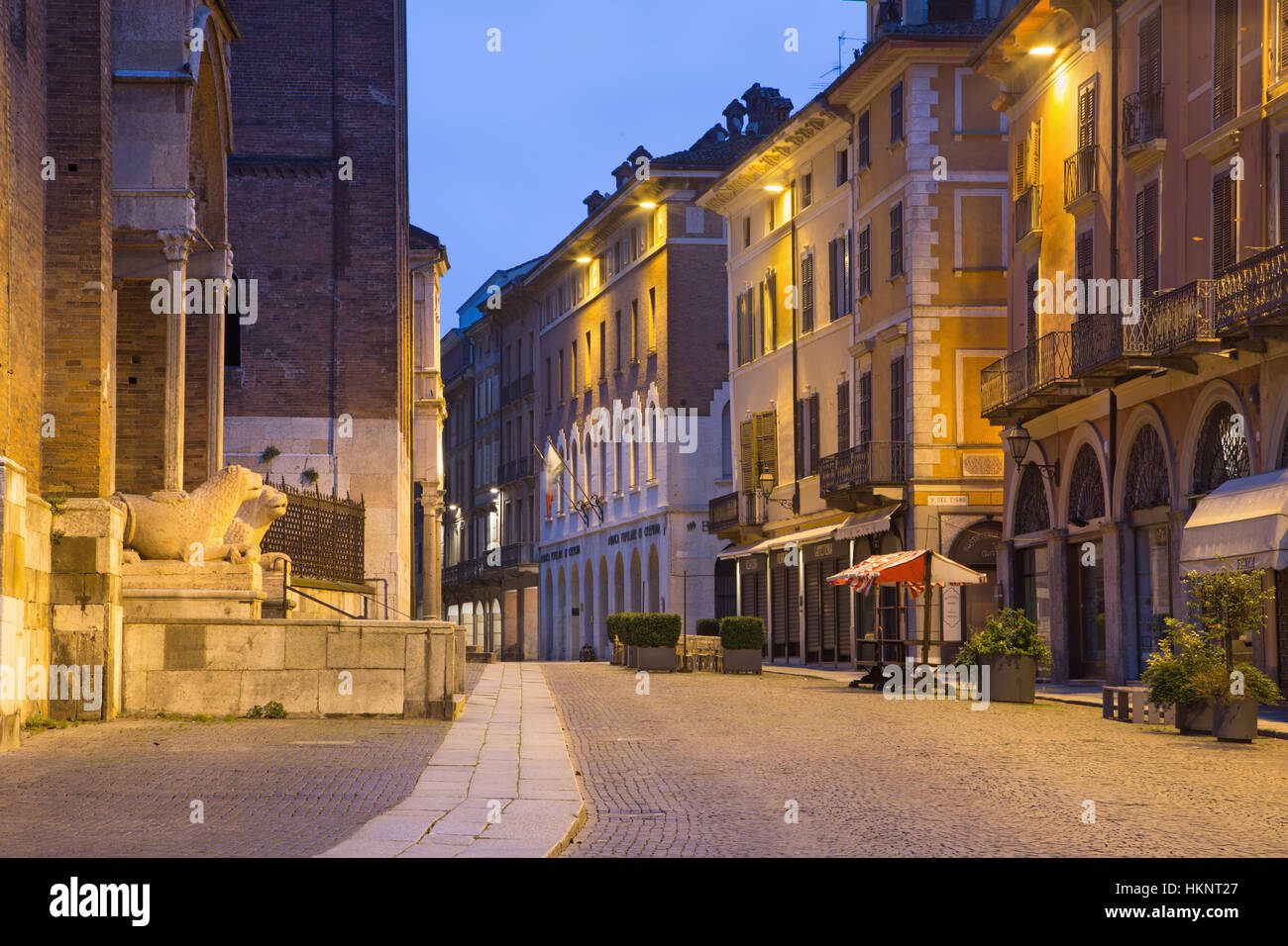 CREMONA, Italien - 24. Mai 2016: Die Straße der Altstadt mit den Löwen Westportal der Kathedrale in der Morgen-Dämmerung. Stockfoto