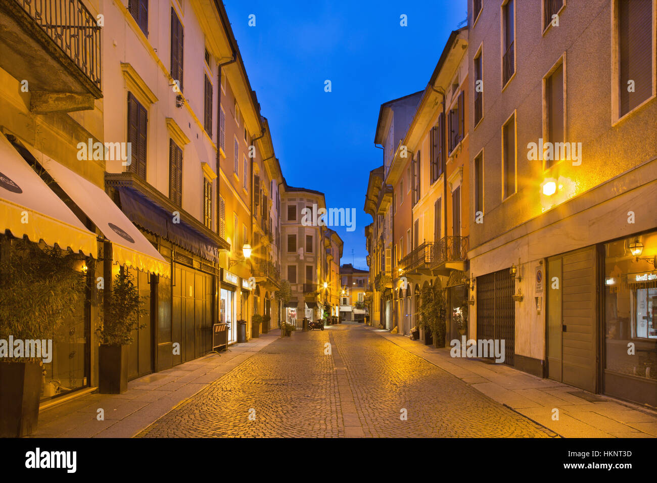 CREMONA, Italien - 24. Mai 2016: Die Straße der Altstadt im Morgen-Dämmerung. Stockfoto