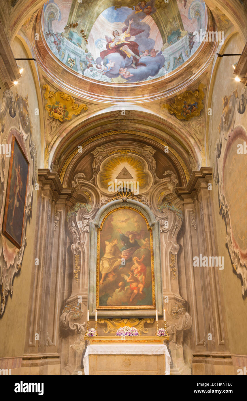 BRESCIA, Italien - 22. Mai 2016: Die Seite Kapelle Wih das Gemälde der Heiligen Dreifaltigkeit in der Kirche in der Kirche Chiesa di San Francesco Lucini Stockfoto