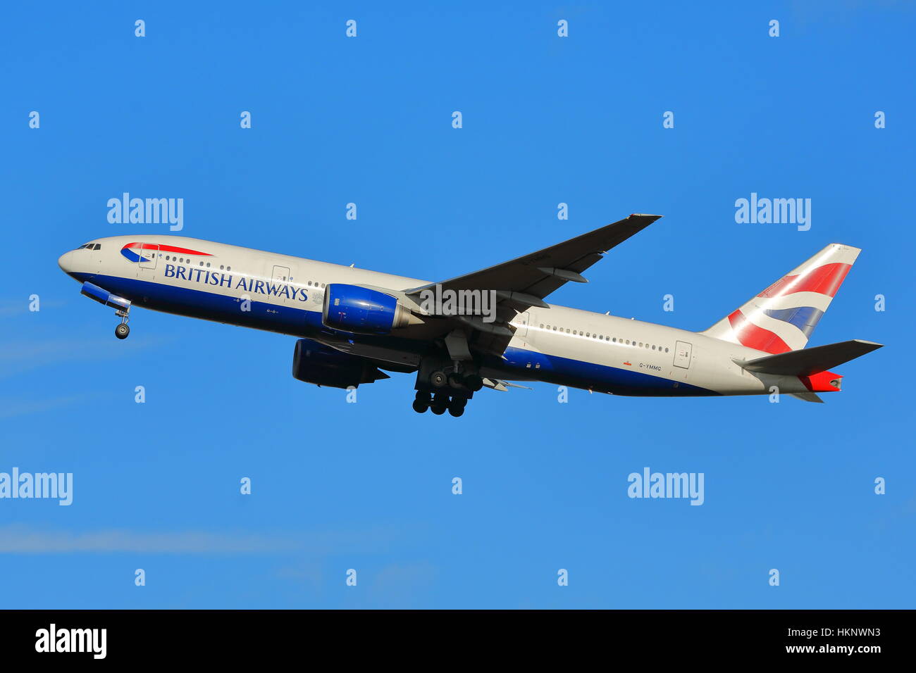 British Airways Boeing 777-200ER G-YMMG ausgehend von London Heathrow Airport, Großbritannien Stockfoto