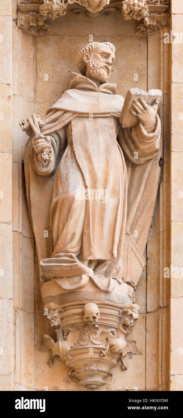 SALAMANCA, Spanien, APRIL - 17, 2016: Die St. Peter der Apostel als Detail vom Portal des Convento de San Esteban Juan Ribero de Rada Stockfoto