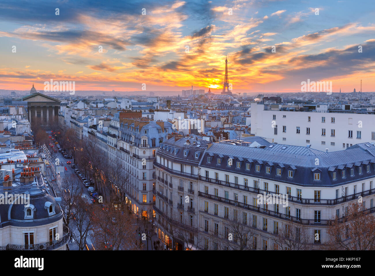Eiffelturm bei Sonnenuntergang in Paris, Frankreich Stockfoto