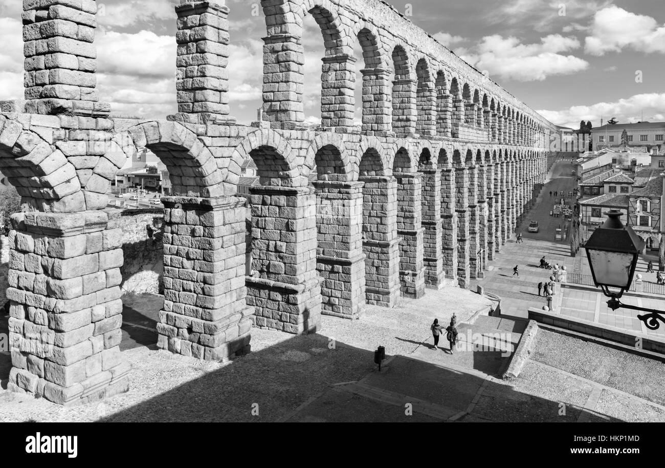 SEGOVIA, Spanien, APRIL - 13, 2016: Aquädukt von Segovia und Plaza del Azoguejo mit der Stadt. Stockfoto