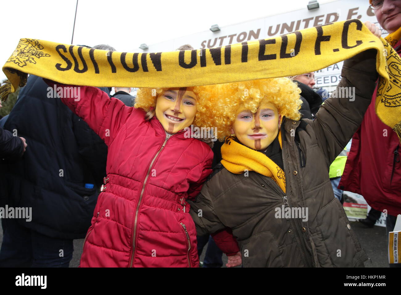 Sutton United fans Hannah und Adam aus Sutton, bevor die Emirates FA Cup, 4. Runde am Sportplatz Borough, London entsprechen. Stockfoto