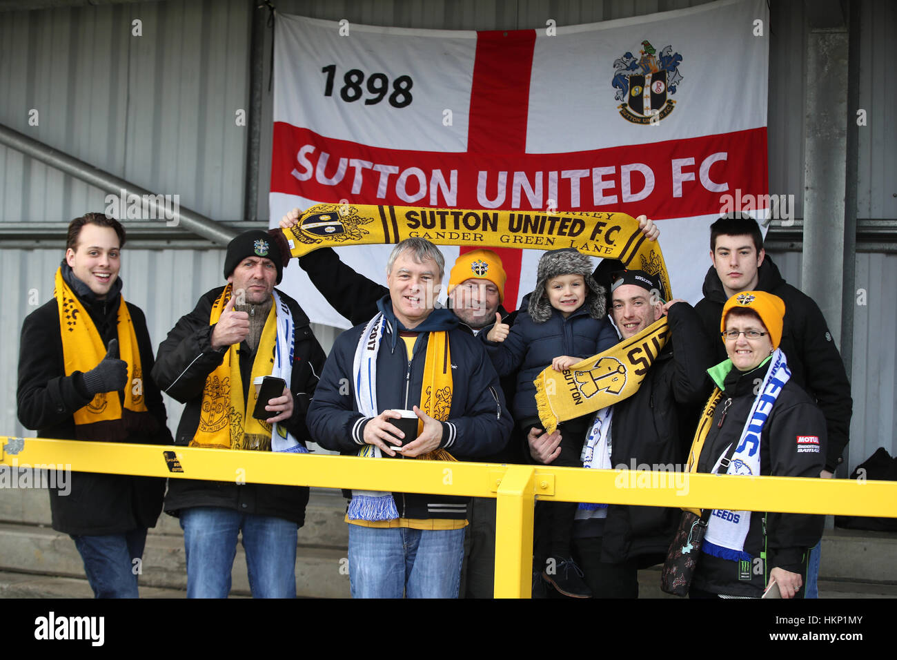 Sutton United-Fans auf der Tribüne vor dem Emirates-FA-Cup, vierte Runde match bei Borough Sportplatz, London. Stockfoto