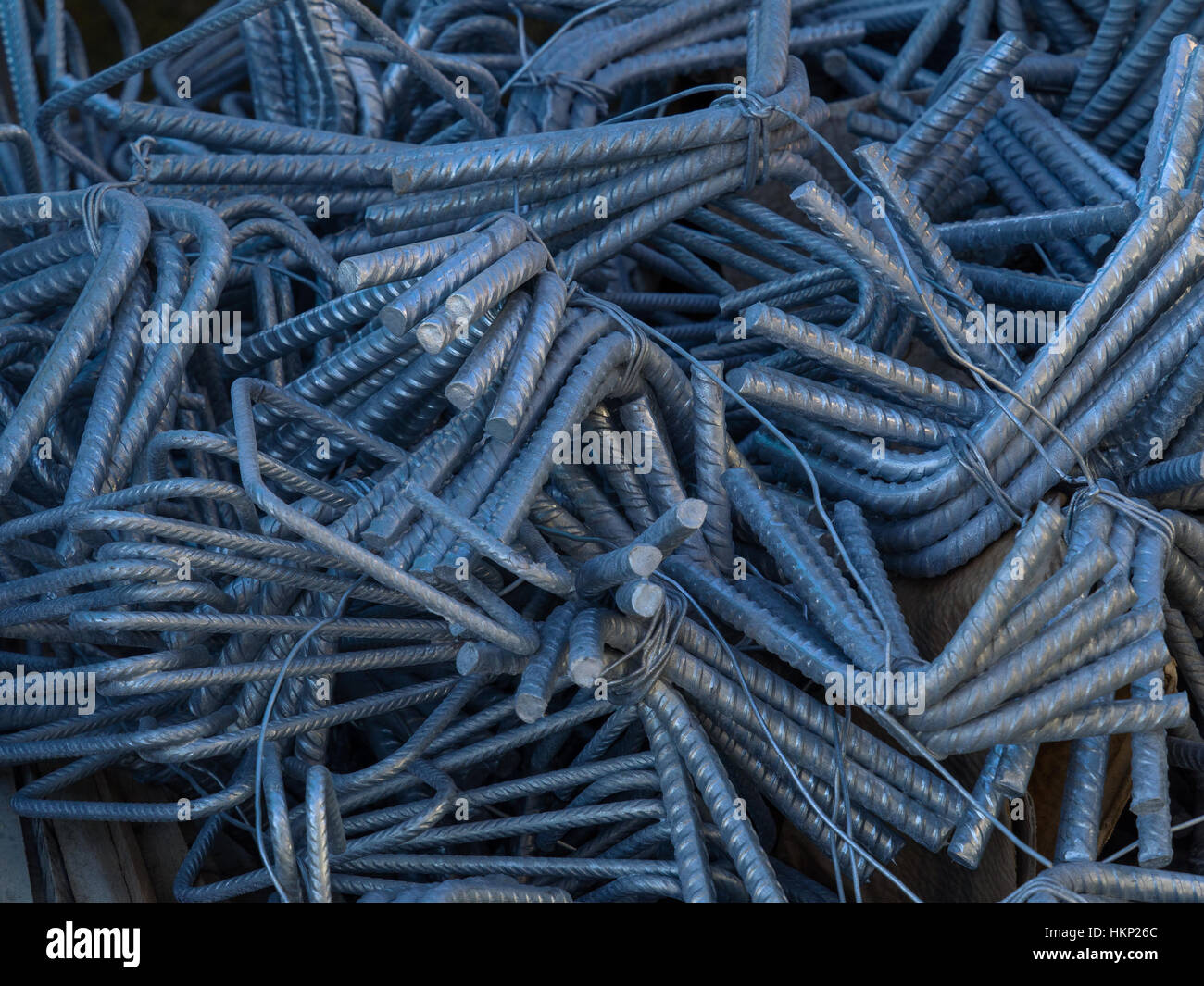 Gruppe von gebogenen Stäben für Stahlbeton hergestellt aus Eisen oder gerippten Stahlstäbe Stockfoto