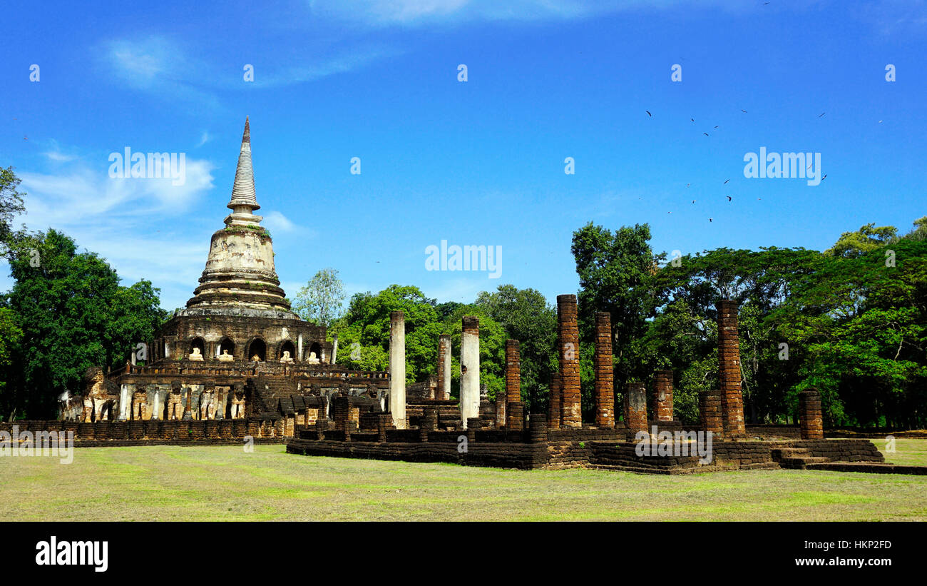 Historical Park Wat Chang Lom Tempel Landschaft mit Bäumen Sukhothai Welterbe Stockfoto