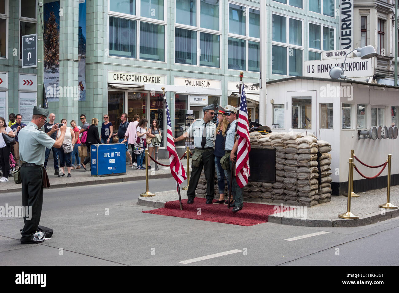 Berlin. Deutschland. Ein Tourist hat ihr Foto mit Schauspieler verkleidet als Grenzschutz am Checkpoint Charlie. Stockfoto