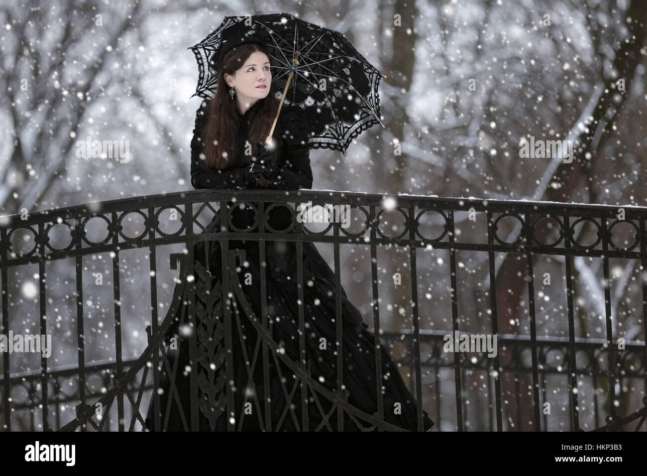 Frau in schwarz viktorianischen Kleid im Winter park Stockfoto