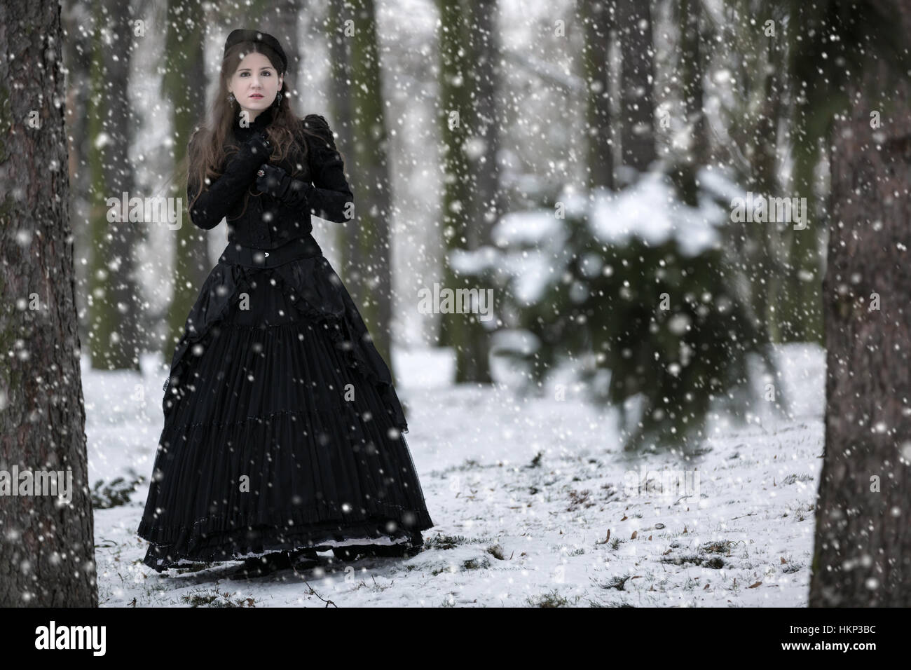 Frau in schwarz viktorianischen Kleid im Winter park Stockfoto