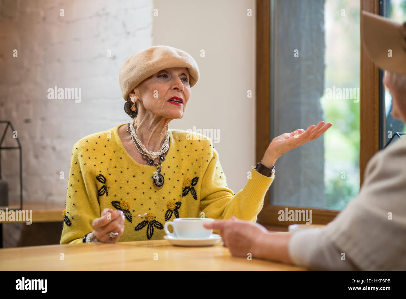 Alte Frau im Café. Stockfoto