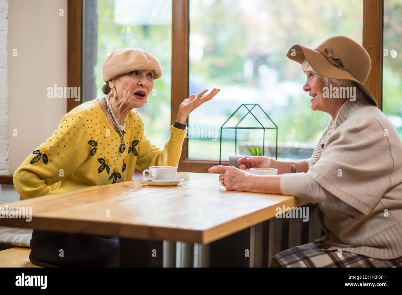Frauen in Führungspositionen und Café Tisch. Stockfoto