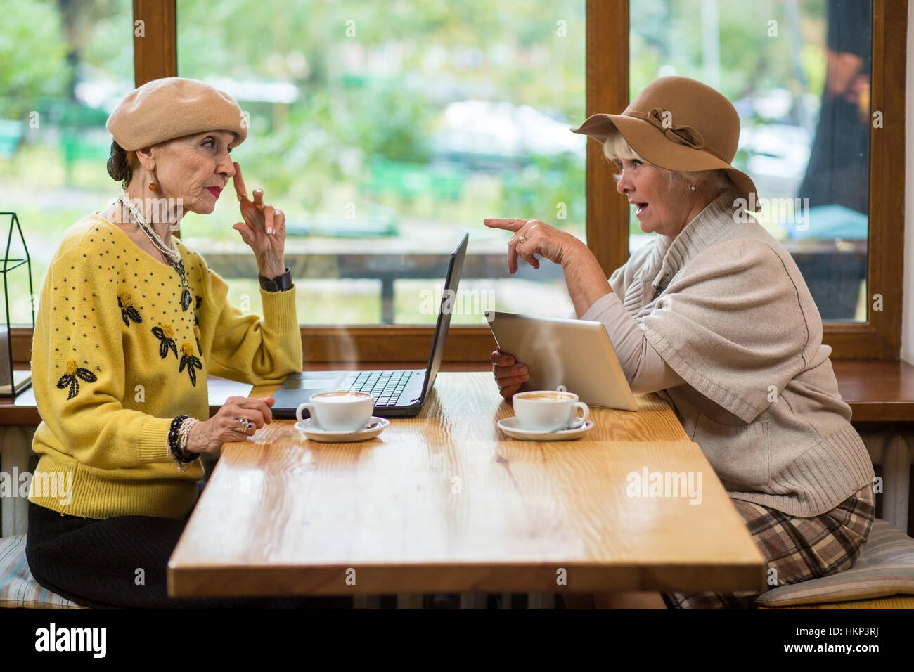 Zwei ältere Frauen im Café. Stockfoto