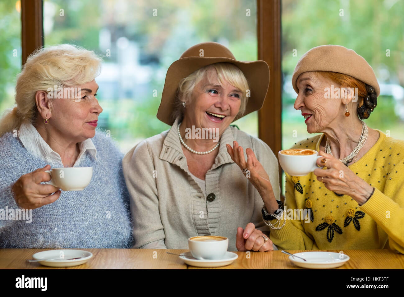 Ältere Damen im Café lächelnd. Stockfoto