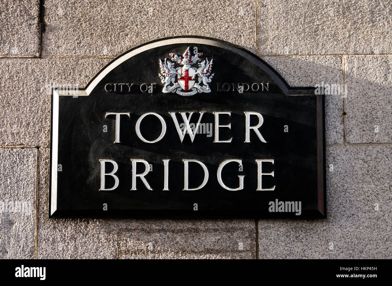 Die Plakette finden wir zu Beginn der Tower bridge Stockfoto