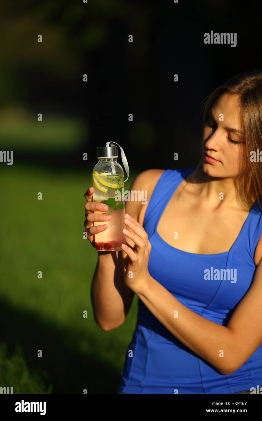 Junge schöne Frau mit Flasche Detox Wasser Stockfoto