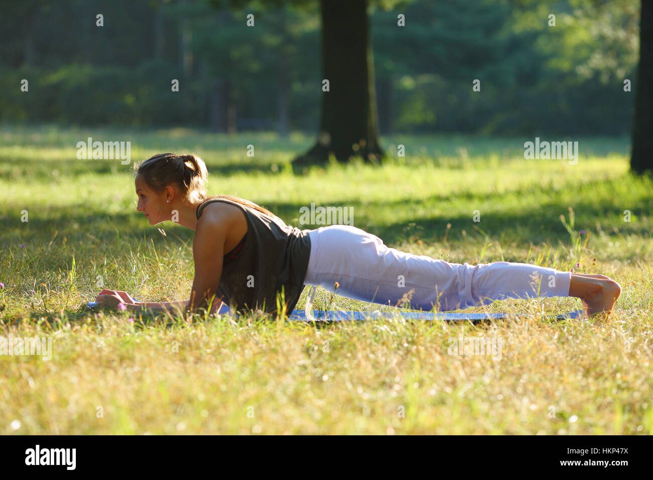 Junge Frau praktiziert Yoga in der Natur, Sport auf Kern Stockfoto