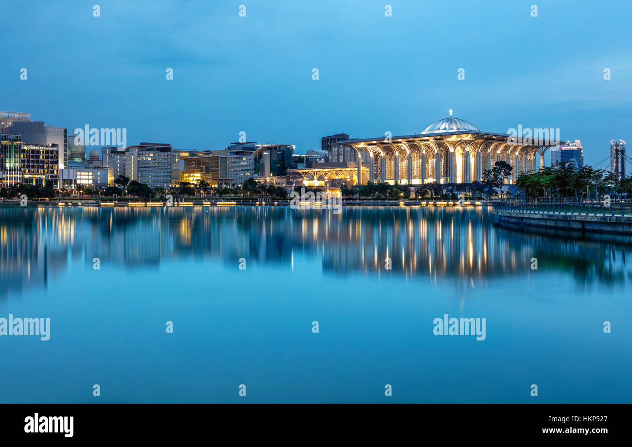 Eisen-Moschee von Putrajaya während der Dämmerung. Stockfoto