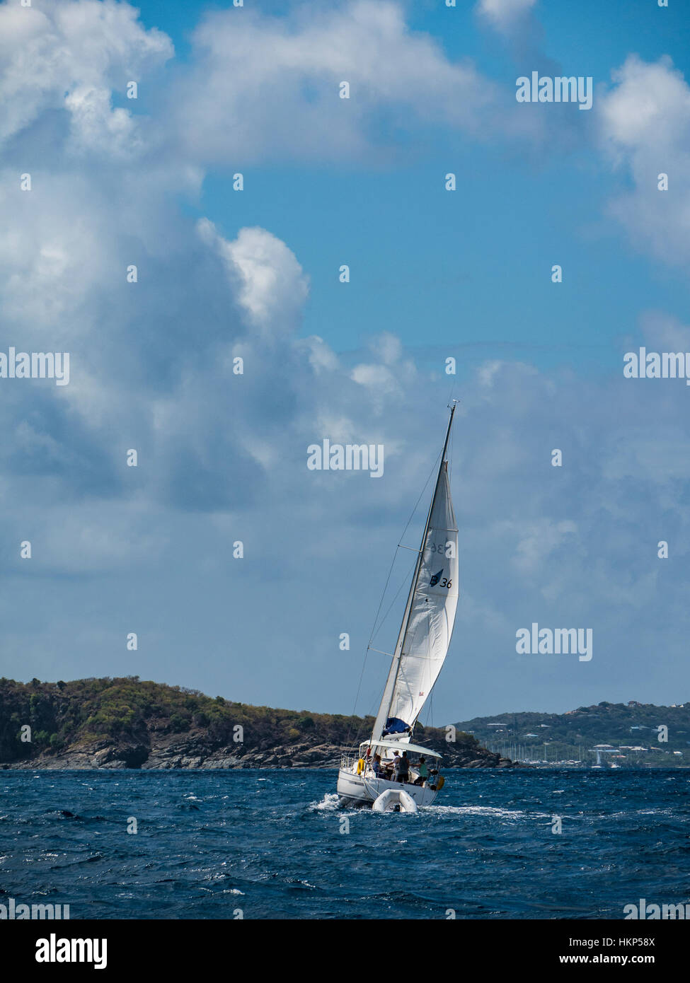 Segelboot in den Wind, Nocken Bucht, östlichen Tortola, British Virgin Islands. Stockfoto