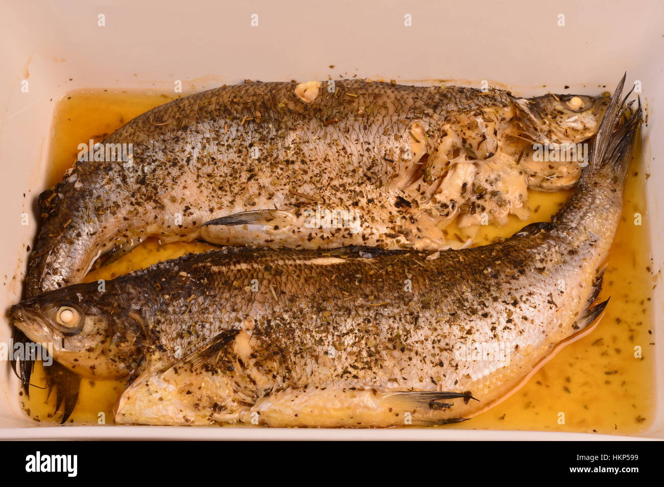 Felchen frischen Fisch im Ofen gebacken, im eigenen Saft mit Gewürzen Stockfoto