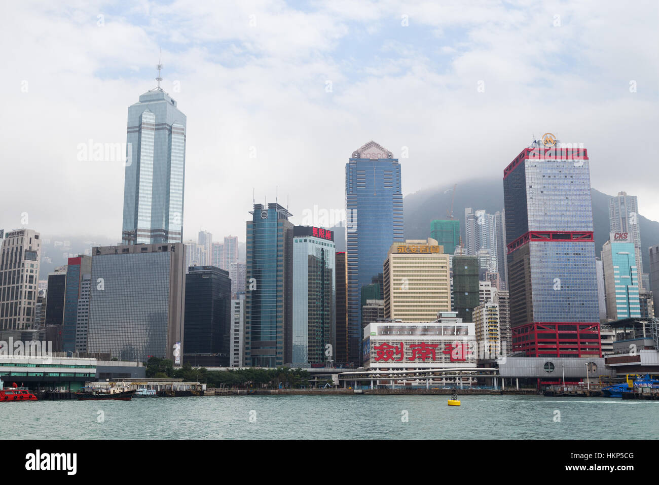 Blick auf Hochhäuser im Central District auf Hongkong Island in Hong Kong, China, aus dem Ozean. Stockfoto